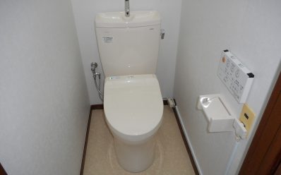 タンク一体型のすっきりしたトイレ
